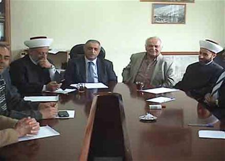 النائب هاشم والمفتي دلي ورئيس بلدية شبعا محمد صعب خلال الاجتماع