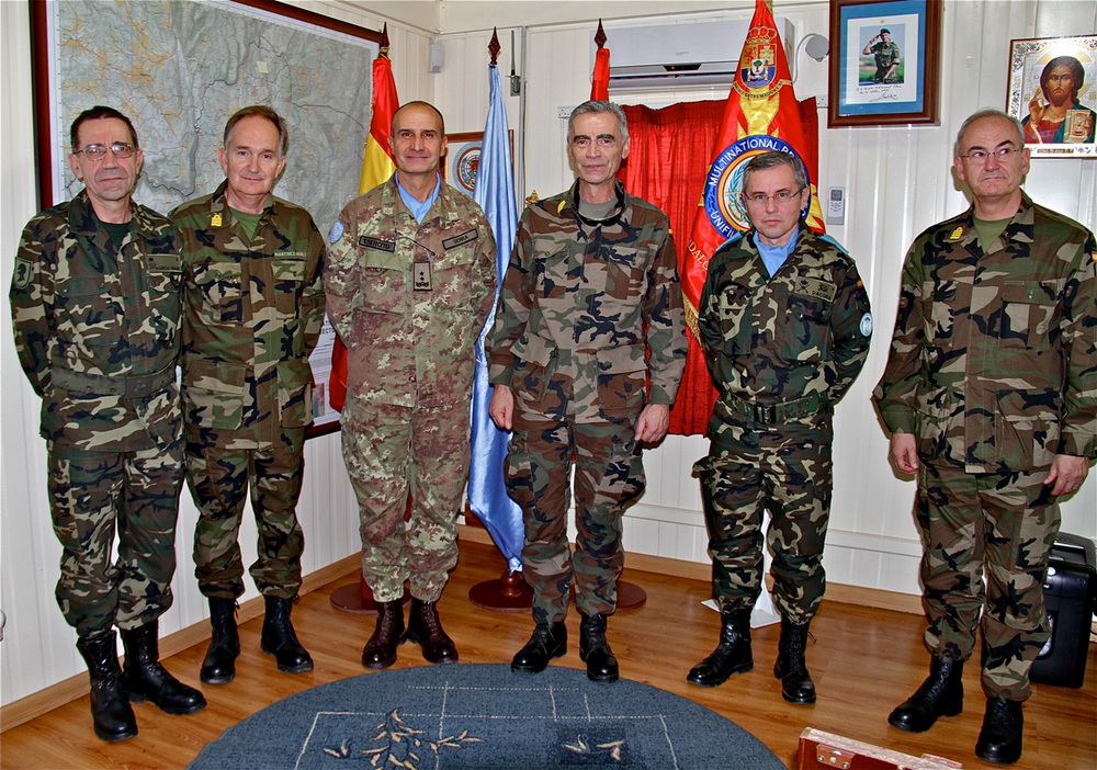 الجنرال سانشيز مستقبلا الجنرال سيرّا في القاعدة الاسبانية في مرجعيون وبدا الجنرال داكوبا وضباط اسبان