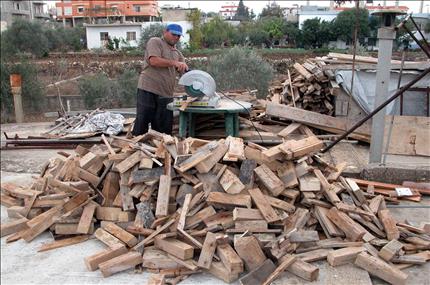 يجهز خشب البناء للتدفئة في النبطية