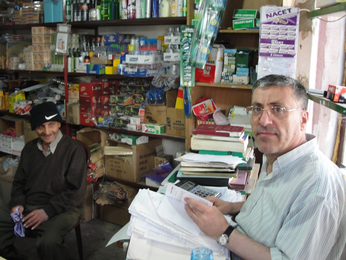 أحمد ابراهيم في متجره