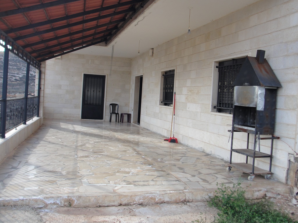 مسطح البناء 265 متر مربع، يضاف إليها 85 متر تراس مسقوفة بالقرميد