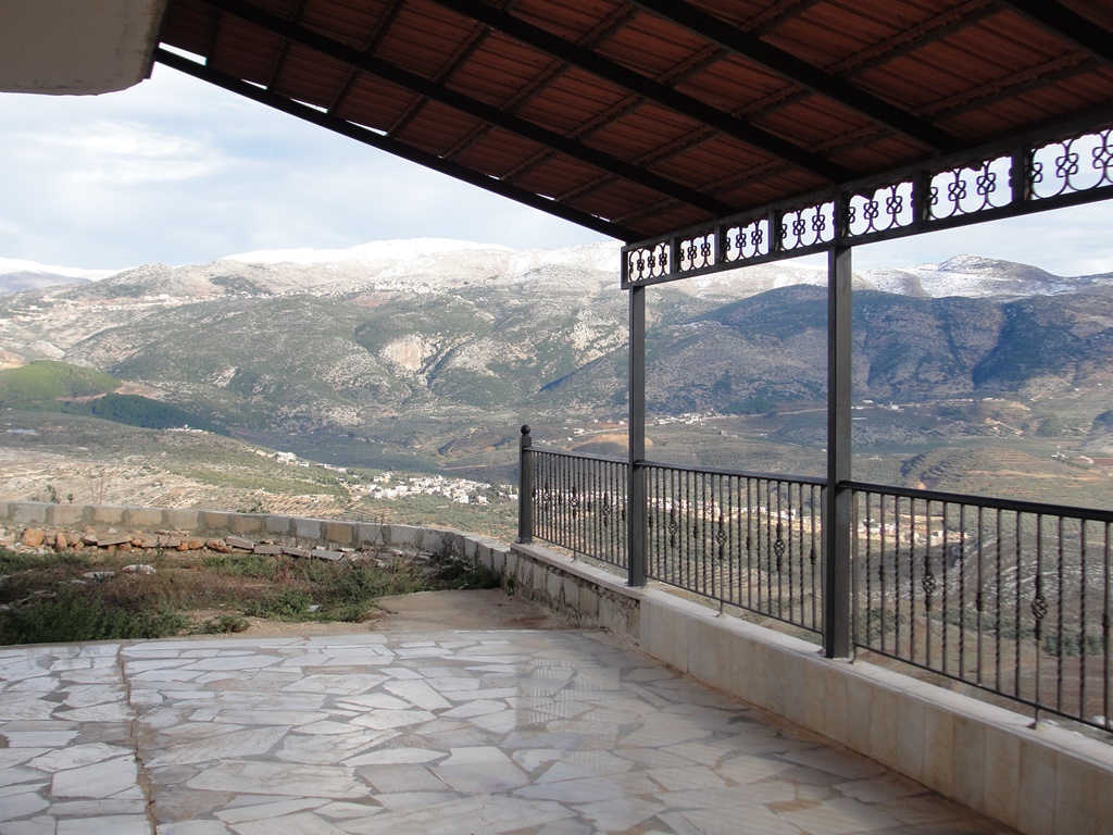  تراس مسقوفة بالقرميد وإطلالات جميلة