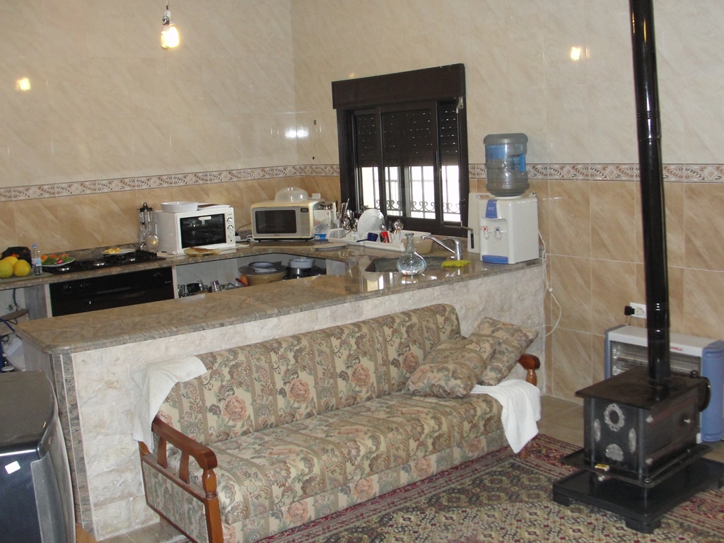 يتميز بمطبخ مودرن يتسع لغرفة جلوس