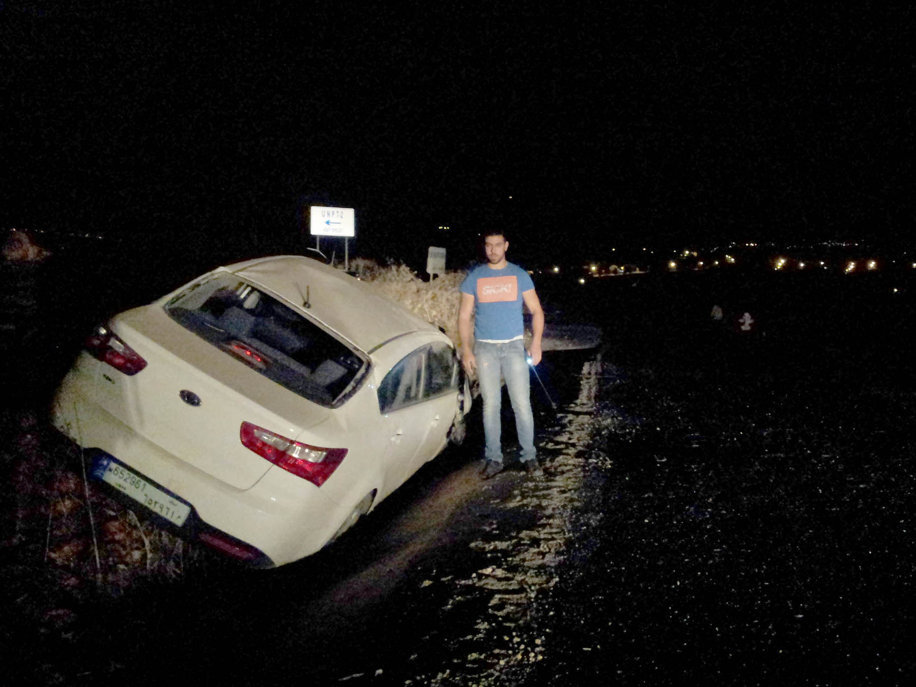 سيارة حاول سائققها تجنب الحفرة بعد المنعطف، فخرجت عن مسارها وانقلبت مراراً رأساً على عقب لتستقر في الخندق