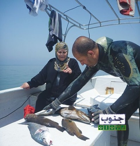 إلهام صيّادة السمك الوحيدة في عمق البحر.. اقتحمت ذكوريّة المهنة وأثبتت جدارتها