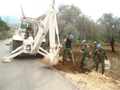 جنود الكتيبة الماليزية يثبّتون المرايا
