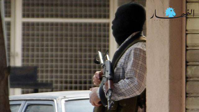 مسلح ملثم أمس في عبرا عقب الاستنفار العسكري الذي نفذه الشيخ أحمد الاسير وأنصاره.