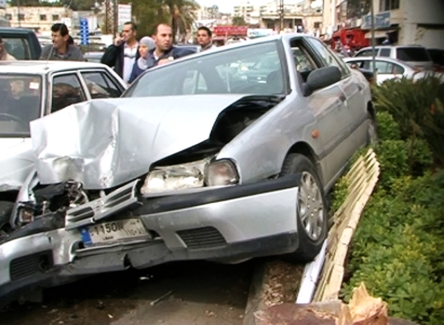 شاحنة تجتاح سبعة سيارات في النبطية وتلحق بها اضراراً مادية جسيمة