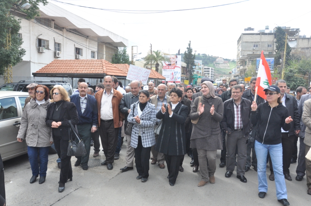 مسيرة حاشدة في  مدينة النبطية للمطالبة بإحالة سلسلة الرتب والرواتب الى المجلس النيابي