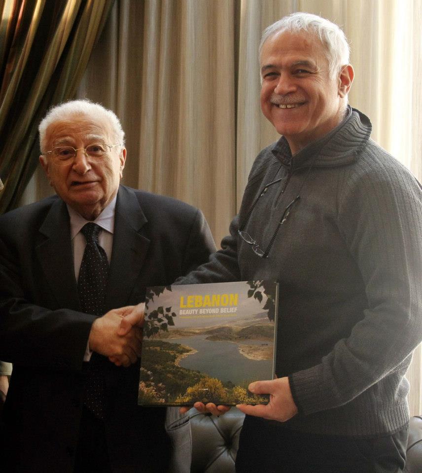 جمال السعيدي يقدّم نسخة من كتابه \