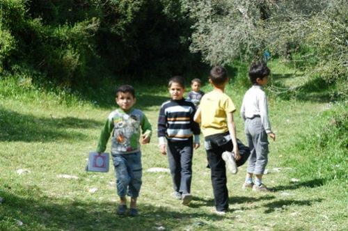 أطفال يلهون بانتظار العودة