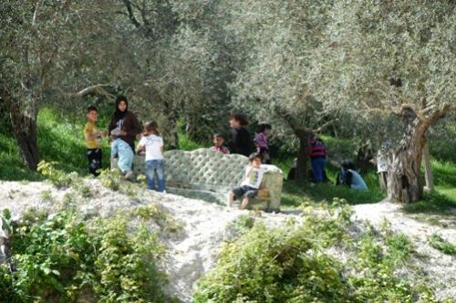 مأساة النزوح تذهب فرح عيد الأم