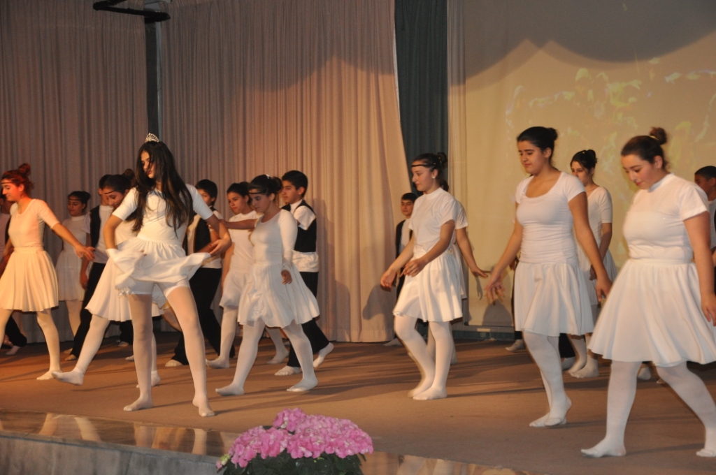 كركلا  على مسرح ثانوية الراهبات النبطية