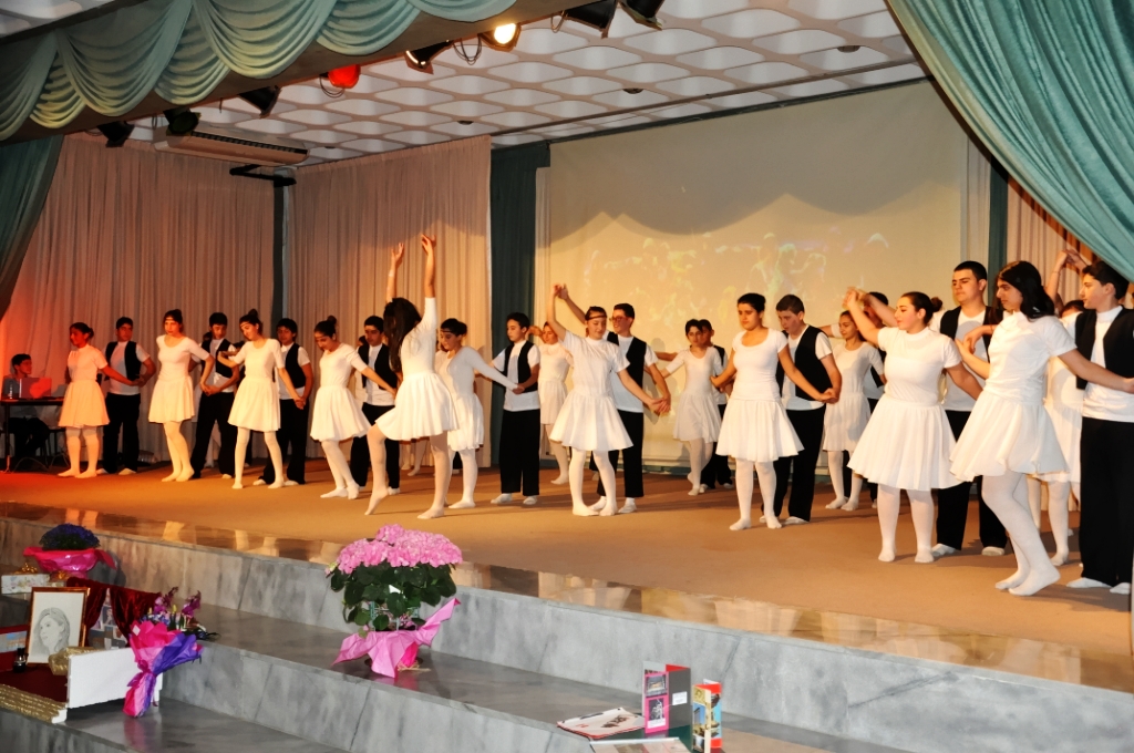 كركلا  على مسرح ثانوية الراهبات النبطية