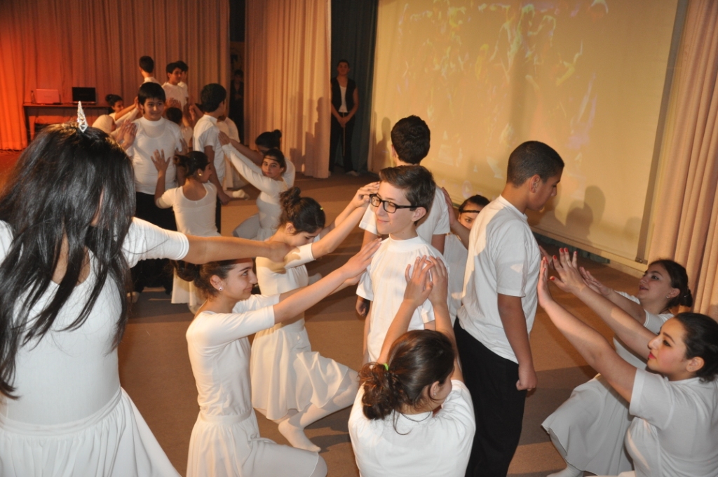 كركلا  على مسرح ثانوية الراهبات النبطية