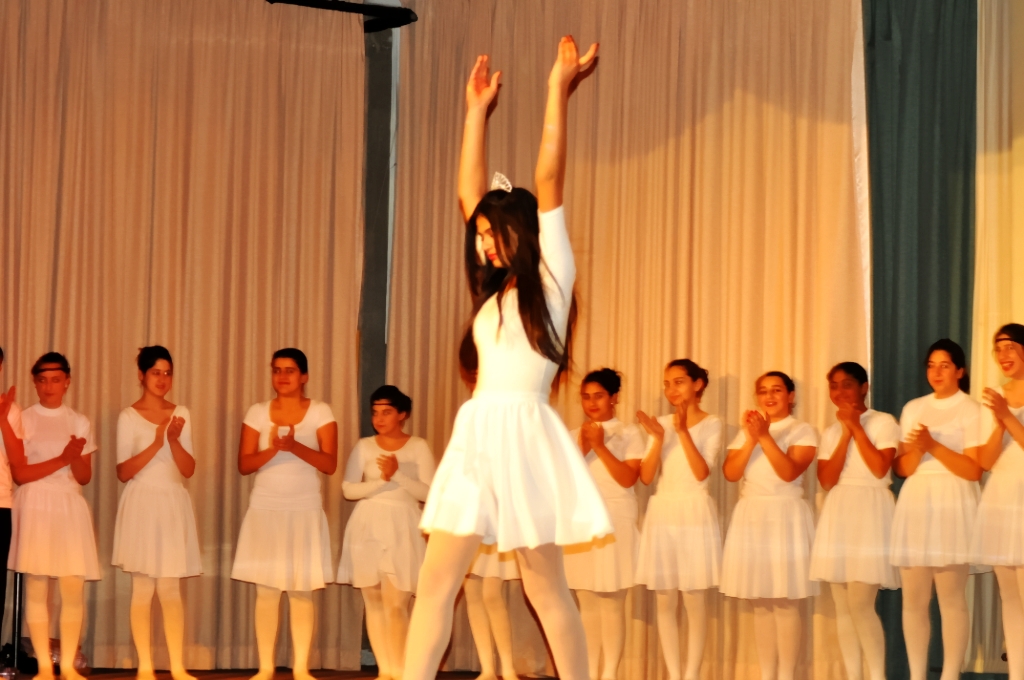 كركلا  على مسرح ثانوية الراهبات النبطية