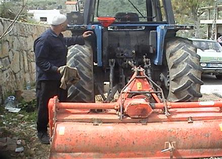 الجرار الزراعي الذي تضرر بالانفجار