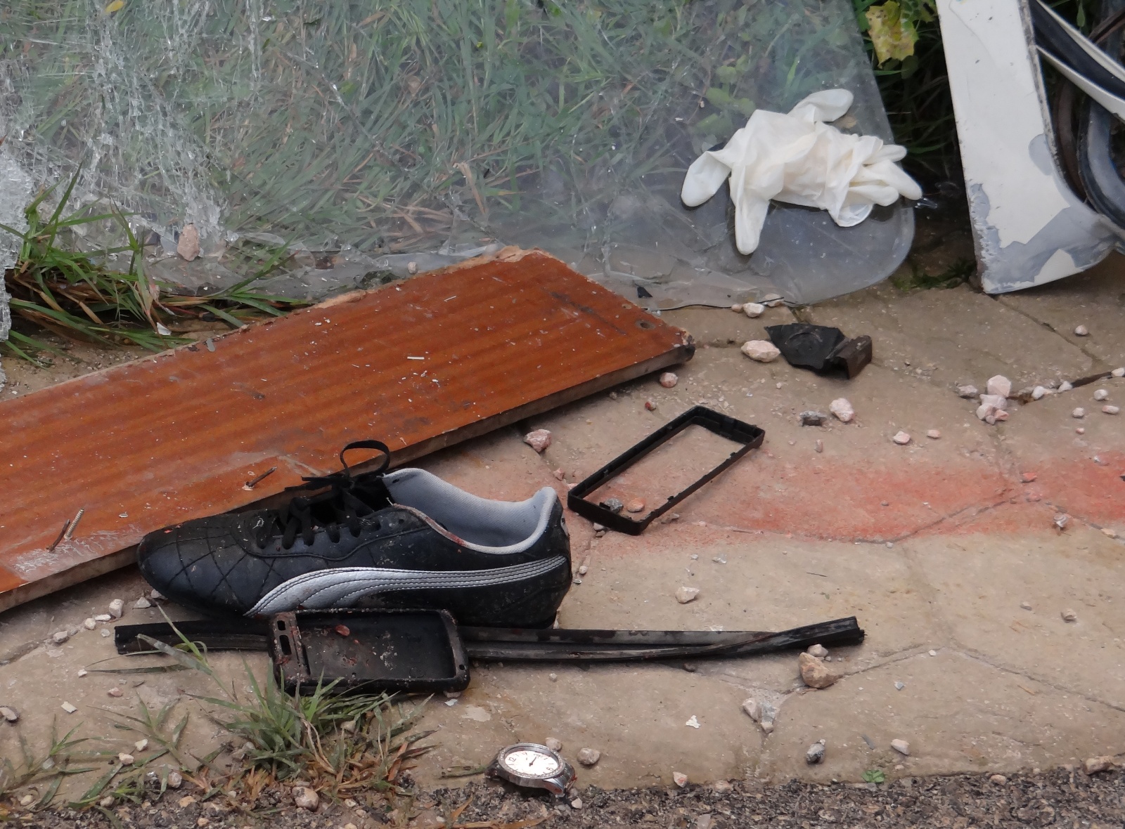 بقايا متناثرة من الحافلة وأغراض شخصية لبعض المصابين في الحادث