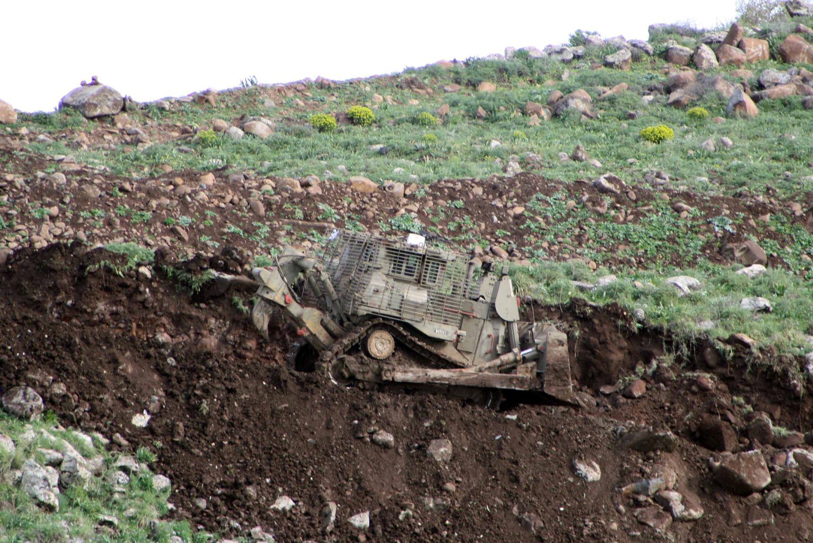 قوات الاحتلال الاسرائيلي تشق طريقاً يصل إلى أطراف منتزهات الوزاني
