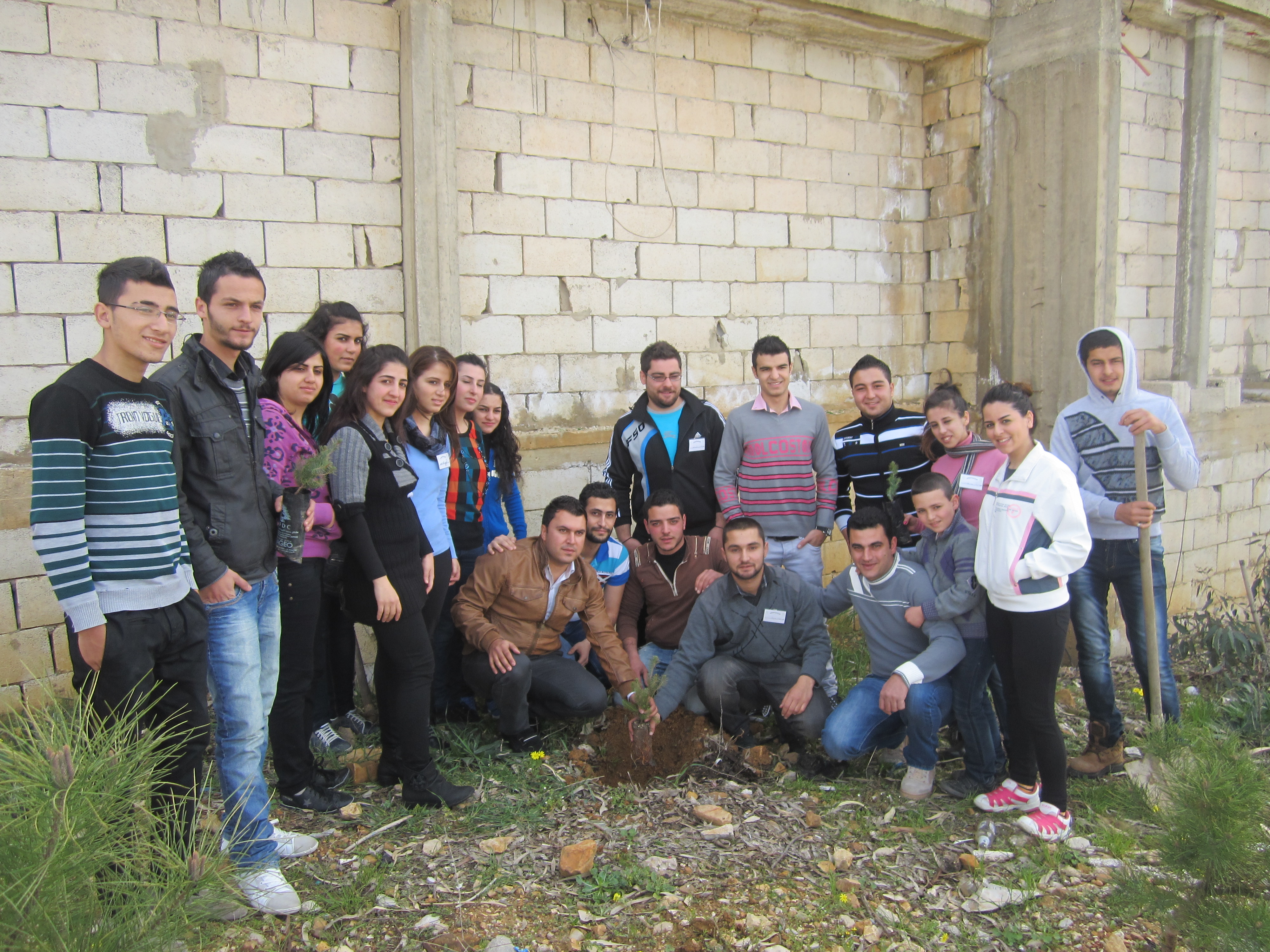 تجمع شبيبة عين قنيا يطلق حملة بيئية