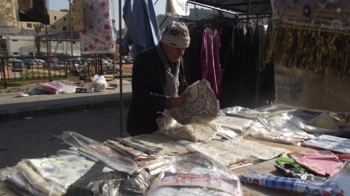 يوسف قانصو أمام بسطته