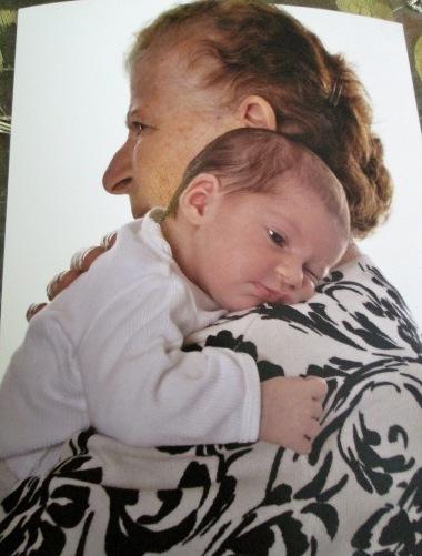 نجاة تحتضن أحفادها وتأتمنهم على متابعة القضية