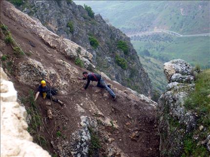 عناصر من الدفاع المدني في النبطية ينقذون شابين  إثر سقوطهما في هوة عميقة