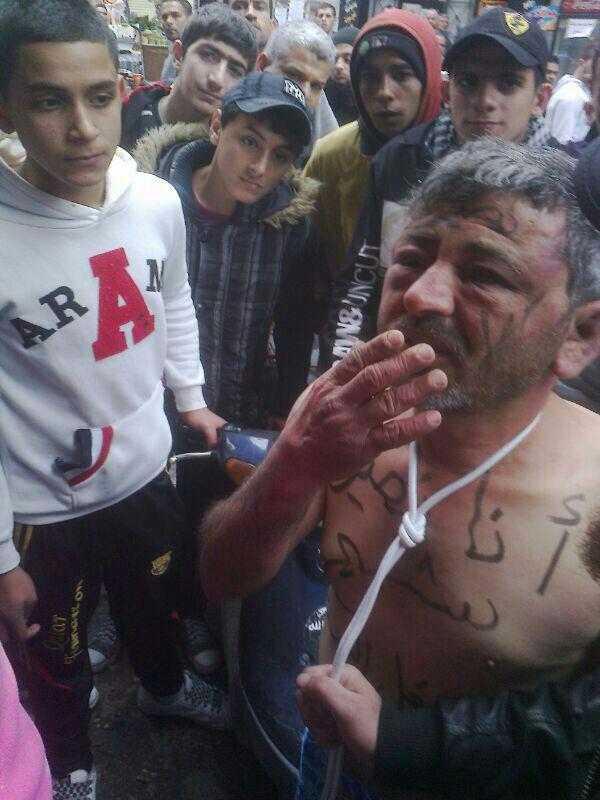 الرجل الذي في الصورة هو نازح سوري، يُدعى ي. ب. اختطفته أمس مجموعةٌ مسلّحة يقودها فيصل البيروتي في منطقة التلّ، متهمة إياه بـ«التعامل مع ال