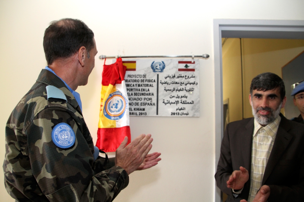 اليونيفيل تقدّم تجهيزات علمية ومعلوماتية ومعدات رياضية لثانوية الخيام