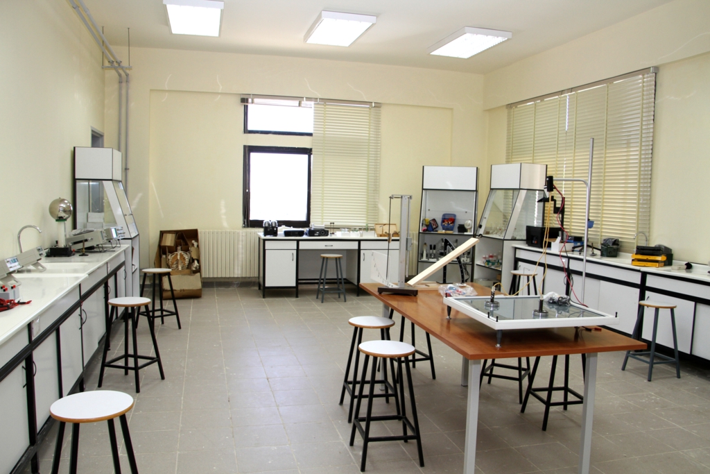 اليونيفيل تقدّم تجهيزات علمية ومعلوماتية ومعدات رياضية لثانوية الخيام