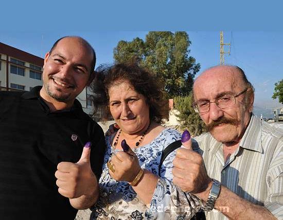 المرحومان أبو أسعد ونّا أم أسعد وإبنهما بيار.. بعد عملية الإقتراع في الإنتخابات البلدية الأخيرة - أرشيف