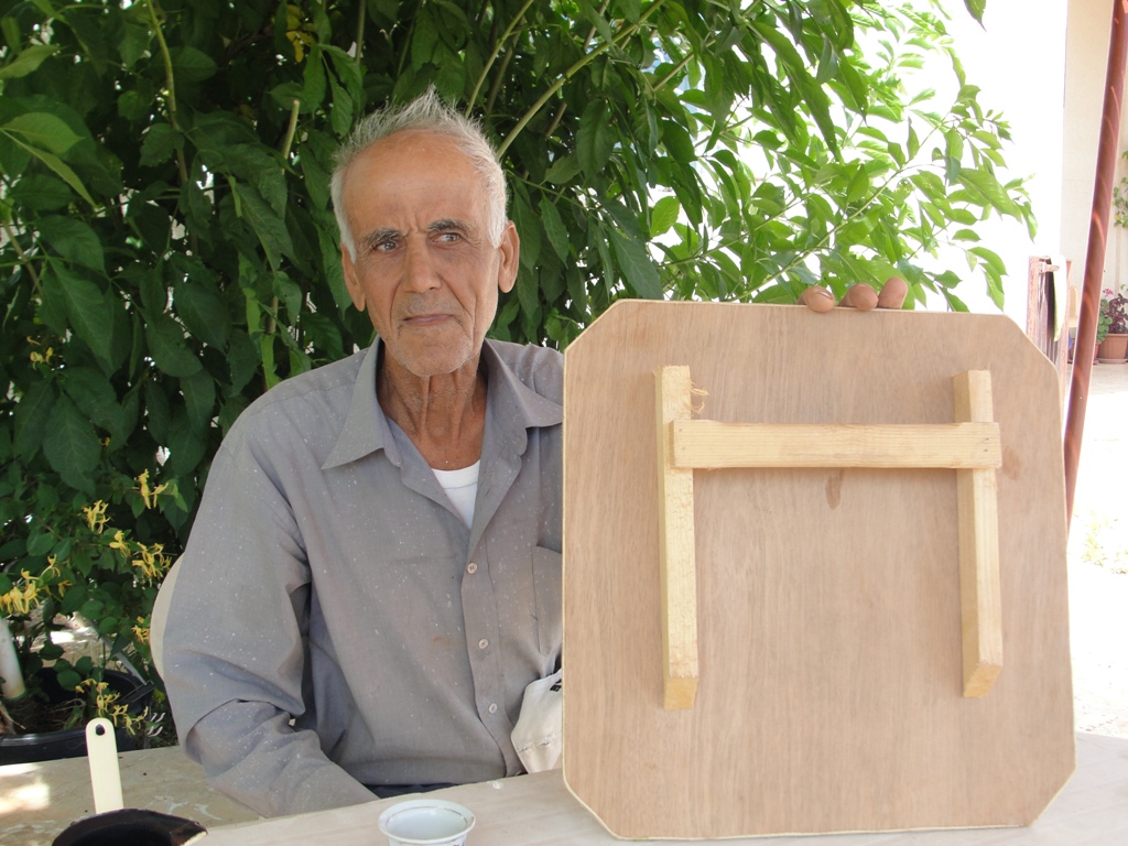 علي عبد الحسن مهدي: المادة اللاصقة التي تُستعمل مع المسمار لتثبيت قبضتها أيضا هي الأخرى مستوردة من الخارج.