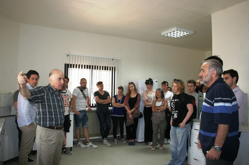 وفد طلاب سويدي يزور مراكز عامل في الجنوب والبقاع الغربي