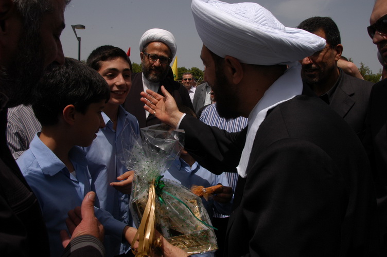 مدرسة المهدي تقدم له هدية تزكارية