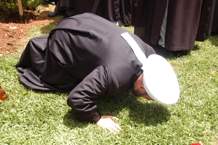 يسجد شكرا لله على الانتصار الكبير على الصهاينة