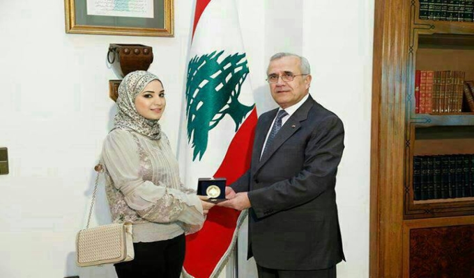 الرئيس اللبناني، العماد ميشال سليمان يكرم  الدكتورة الفلسطينية إقبال الأسعد، أصغر دكتورة في العالم