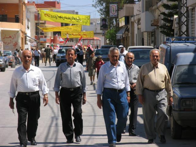 خياميون متوجهون إلى المعتقل لإحياء عيد المقاومة والتحرير عام 2008 - أرشيف