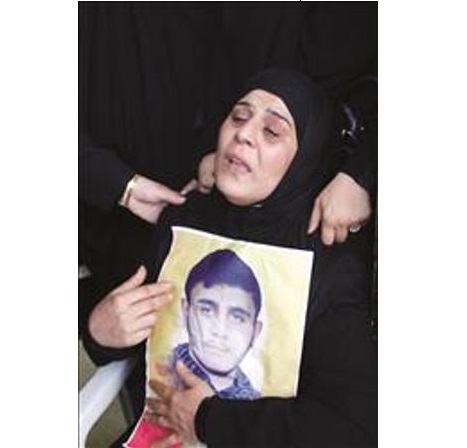 والدة الصباغ أثناء تشييعه في صيدا أمس (أب)