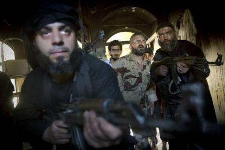 وصل التنسيق بين مفلح وقيادة «التوحيد» إلى حد النقاش في تسليم قادة اللواء وعناصره أسلحتهم (أ ف ب)