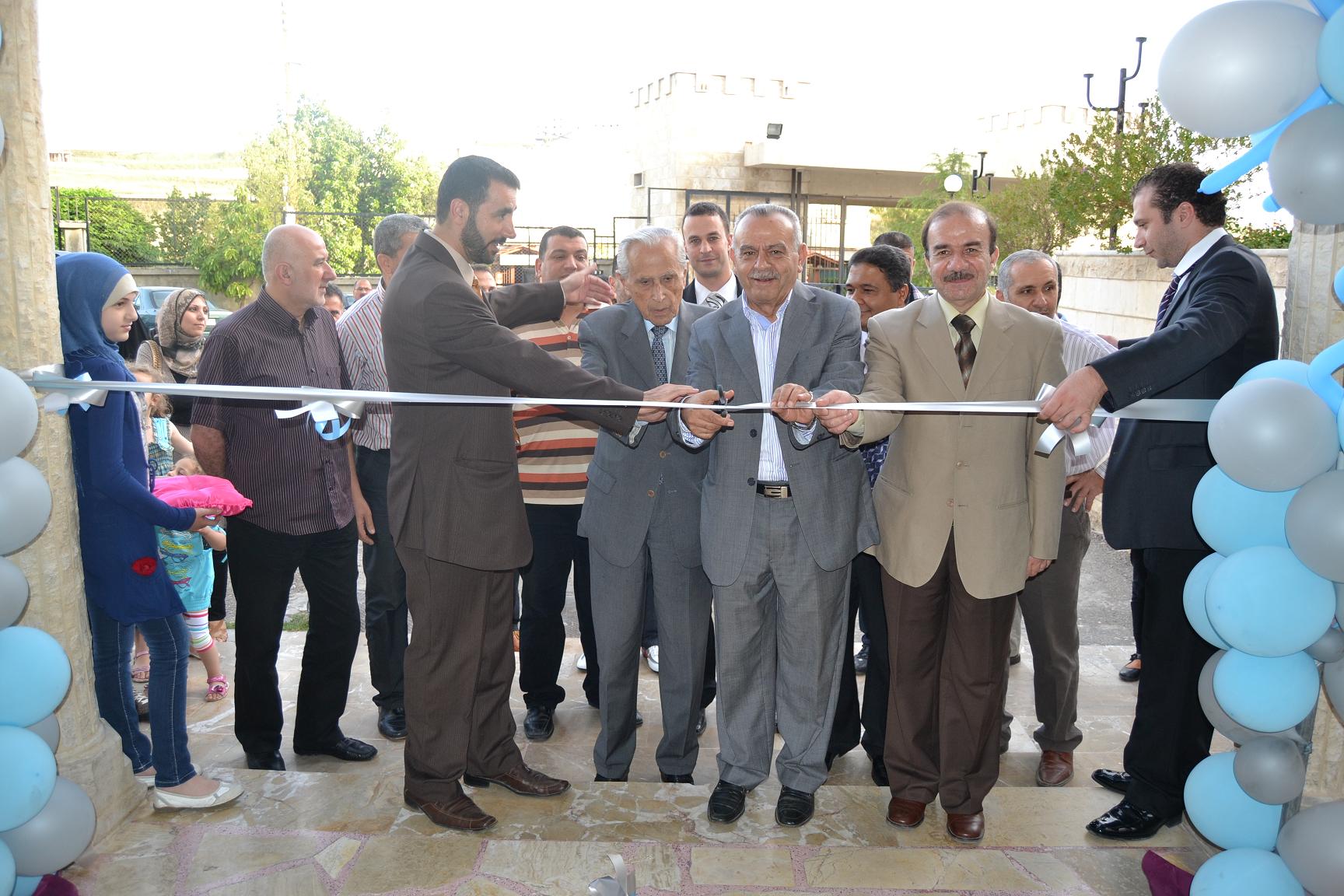 المربي علي نعيم خريس يفتتح  المعرض السنوي  للرسم والخط التشكيلي \