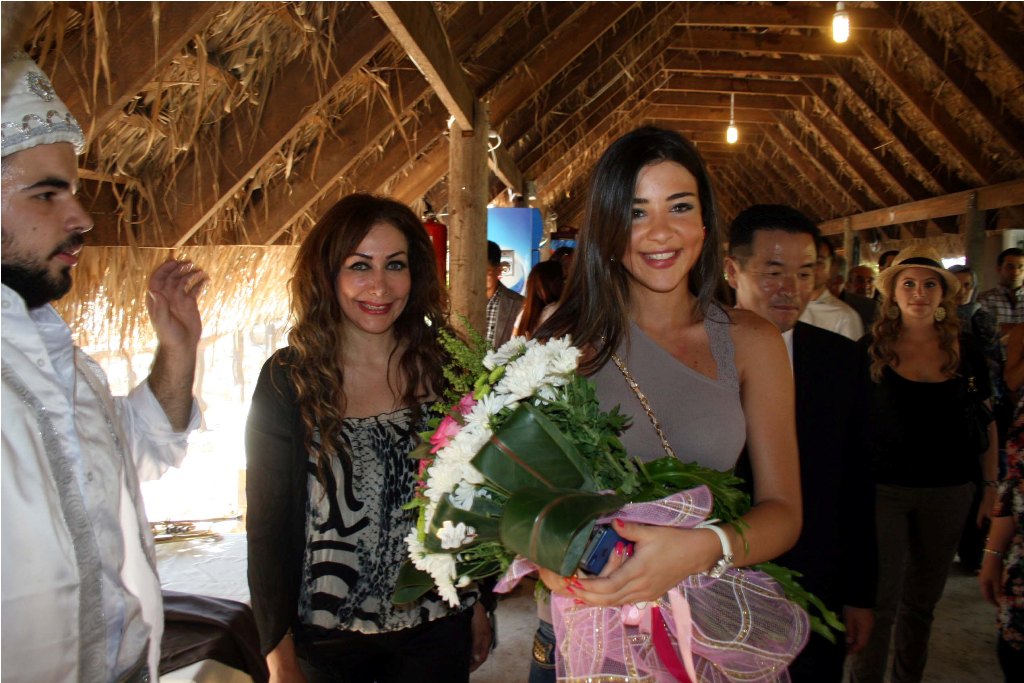 زهرة العبدالله خلال استقبالها الملكة رهف في منتزه حصن الوزاني - أرشيف