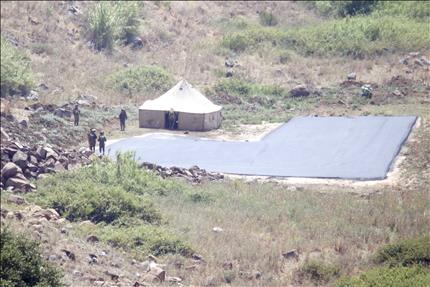 جنود إسرائيليون حول الخيمة في الوزاني (طارق أبو حمدان)