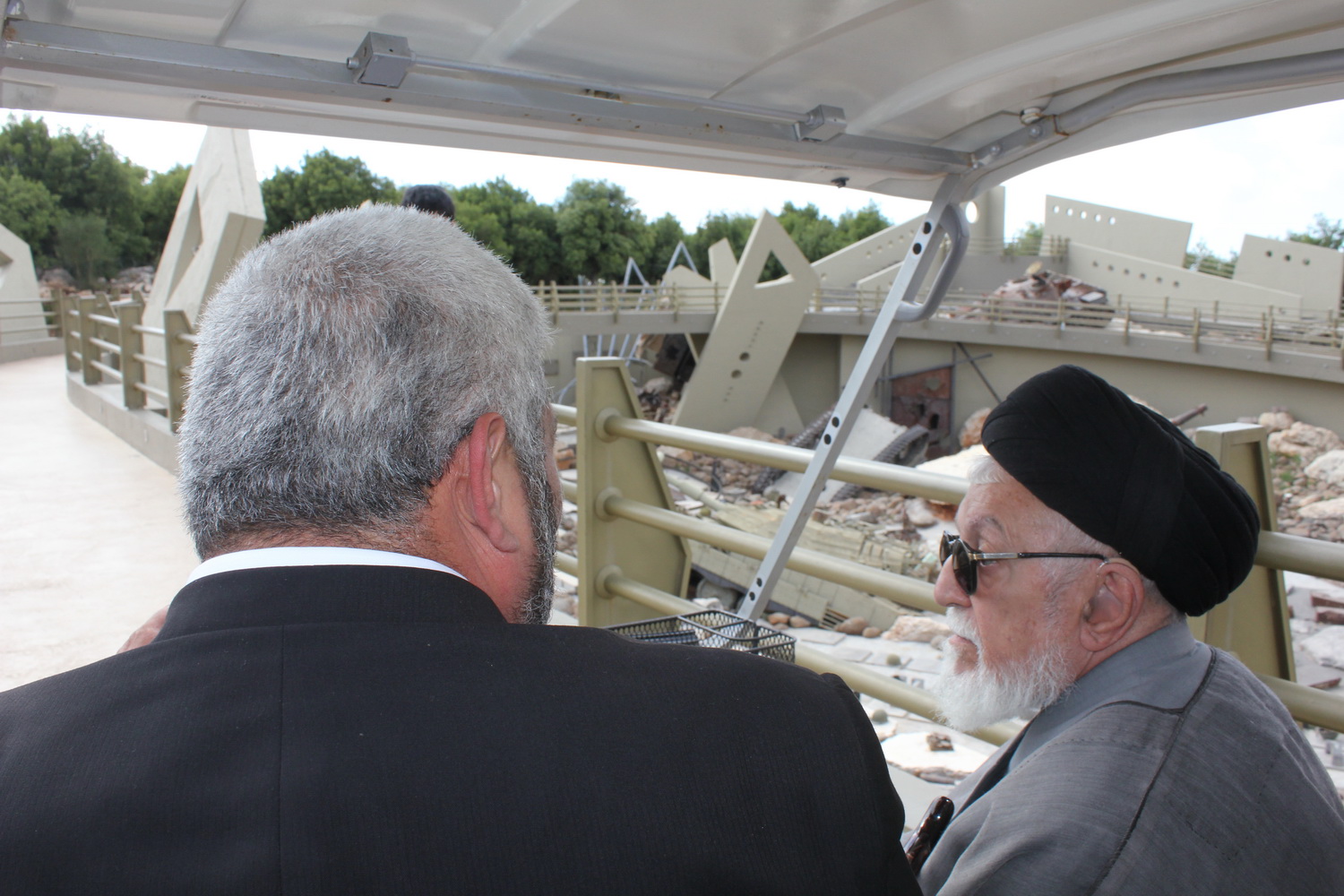 آية الله العلامة السيد محمد بحـر العــلوم يزور معلم ملـيـتــا السياحي الجهادي في منطقة اقليم التفاح ( النبطية)