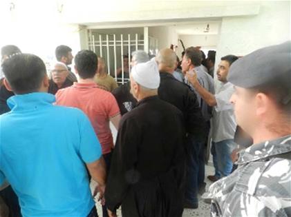 إشكال في الماري على خلفية المداورة في البلدية: المواطنون امام مبنى البلدية