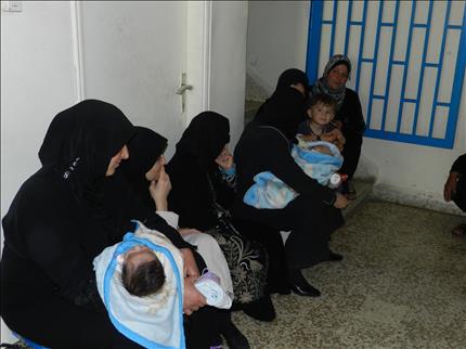 أمام مدخل عيادة طبيب للأطفال في شبعا (طارق أبو حمدان)