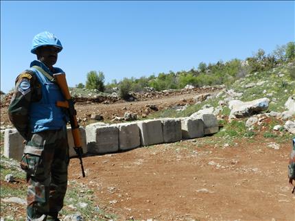 عنصر من «اليونيفيل» عند الخط الحدودي في مزارع شبعا (طارق أبو حمدان)