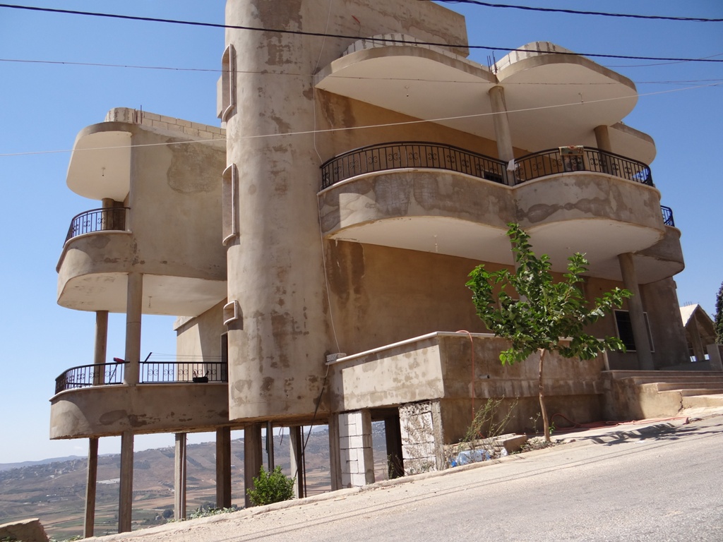 بناء حديث في الخيام معروض للبيع