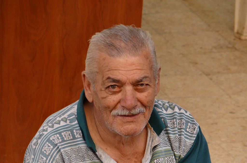 رغم تقدّمه في السّن، وتقاعده من عمله كسائق أجرة عمومي، إلا أن أبا بسّام ابراهيم الضاوي لم يشأ التوقف عن العمل والعطاء