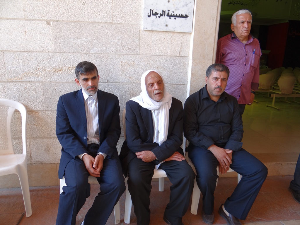 الحاج أبو علي كامل عبدو خريس محاطاً بالحاج سعيد زريق والمهندس عباس عواضة يوم تشييع إبنه الشهيد