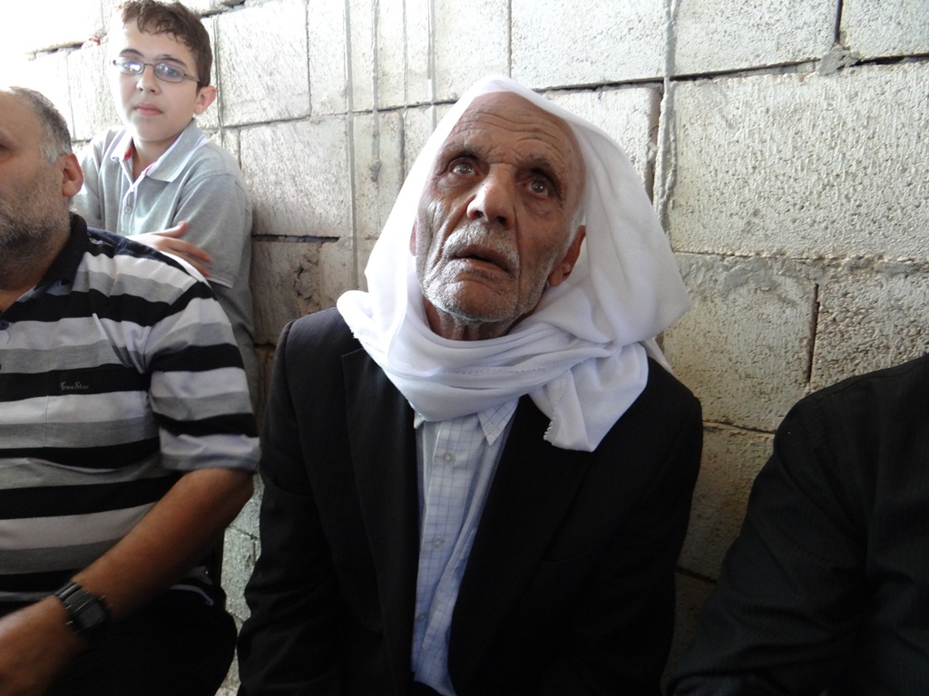 الحاج أبو علي كامل عبدو خريس يوم تشييع إبنه الشهيد